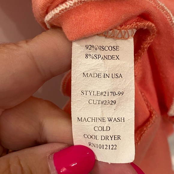 PRETTY SIZE MEDIUM PEACH WITH CREAM ACCENTS LONG SLEEVE T SHIRT V NECK - Picture 5 of 13